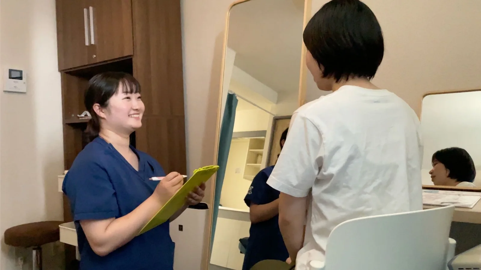 スタッフがお客様のお悩みを伺っている様子