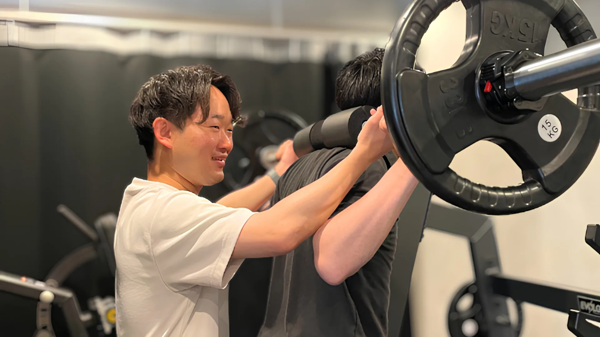 24時間ジムでのトレーニング