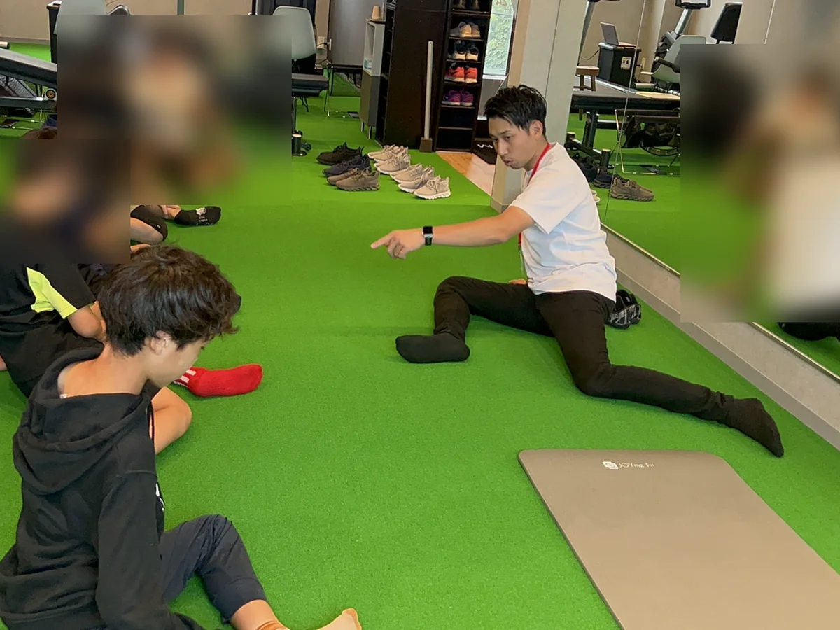 セミパーソナルでのストレッチ指導の様子